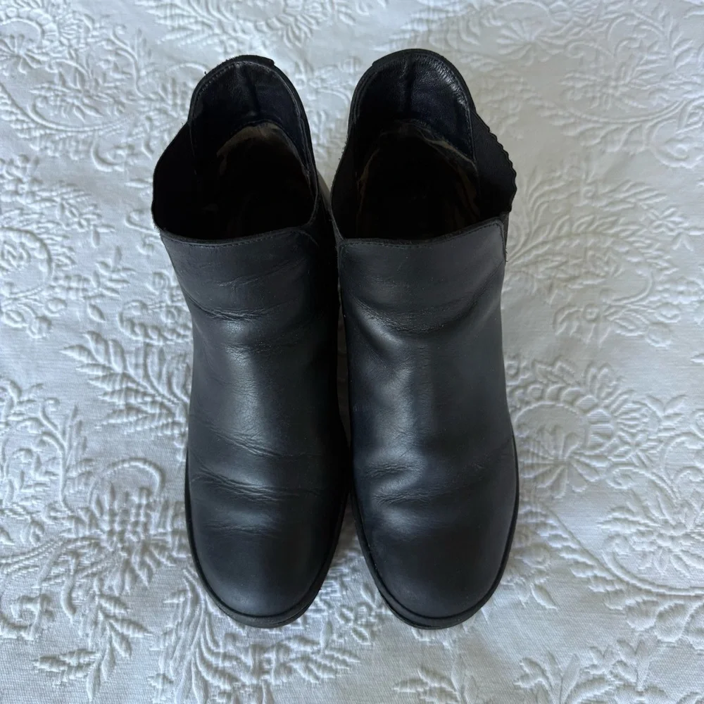 Fly London chic black